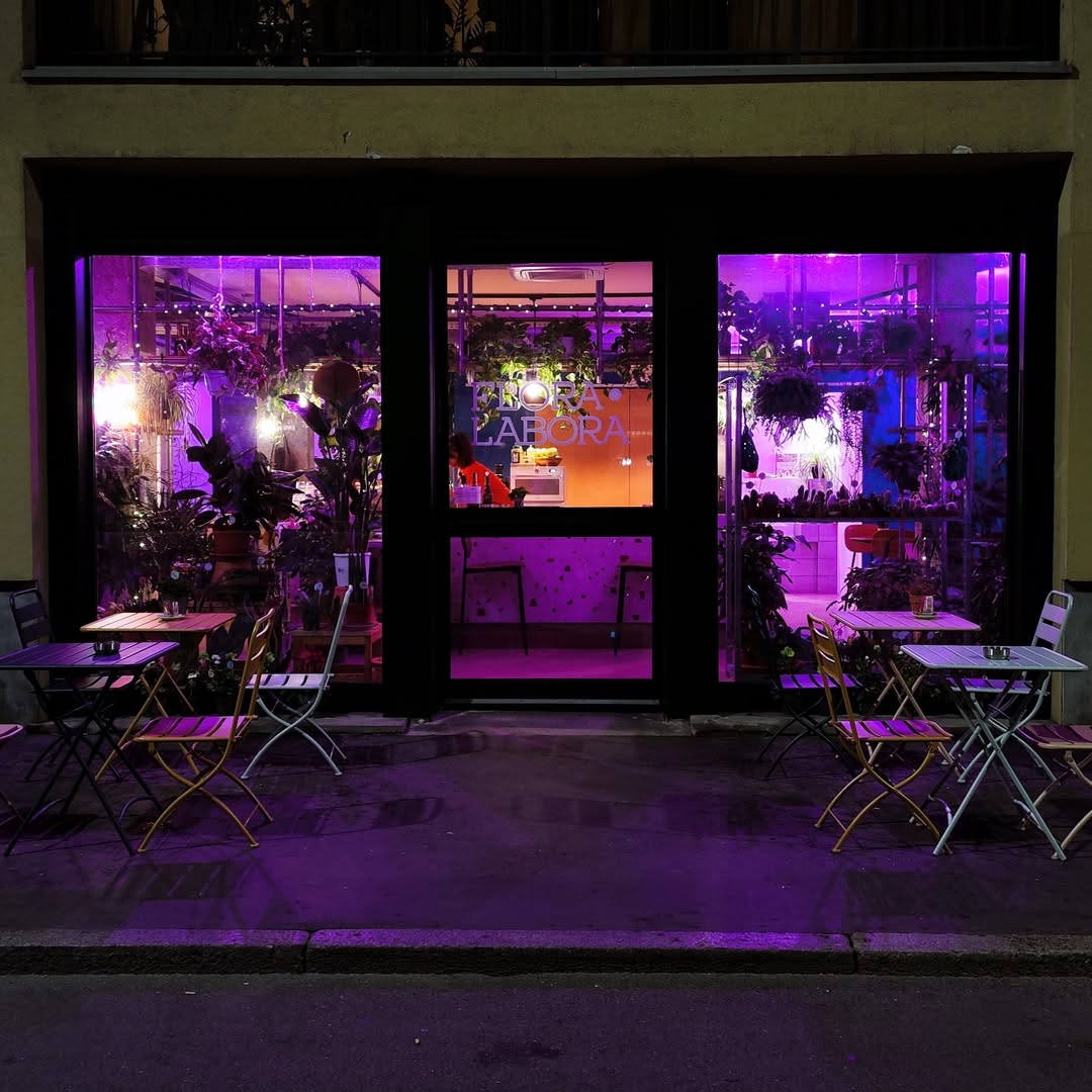 Esterno Flora et Labora su Alzaia Naviglio Pavese Milano, cafe vegano con piante