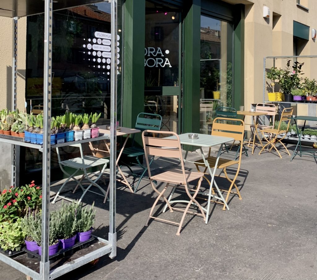 Flora et Labora terrazza soleggiata sul Naviglio Pavese Milano aperitivo all'aperto