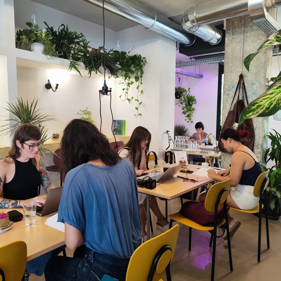 Spazio di lavoro tra le piante